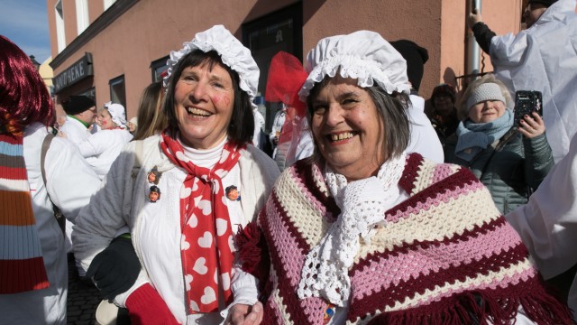 Hemadlenzen-Umzug in Dorfen: Weißes Nachthemd an, Schlafhaube auf dem Kopf, rote Herzen im Gesicht - das klassische Outfit beim Dorfener Hemadlenzen-Umzug.