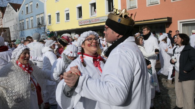 Hemadlenzen-Umzug in Dorfen: ...und sich zum Tanzen unters Volk mischt.