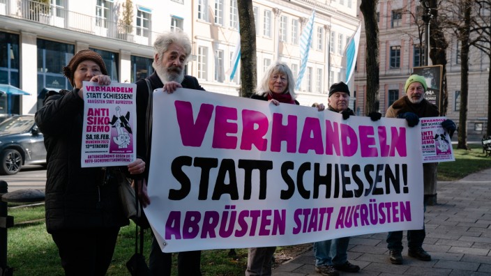 Münchner Sicherheitskonferenz: So nahe wie am Mittwoch werden Demonstranten am Wochenende dem Bayerischen Hof nicht mehr kommen. Der Tagungsort der Sicherheitskonferenz ist weitläufig abgeriegelt.