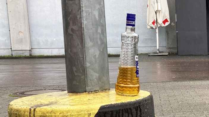 Nächtliche Ausschreitungen: Was vom Tage übrig blieb: Eine Wodka-Flasche steht nach dem nächtlichen Polizeieinsatz in Trier auf einem Parkplatz.