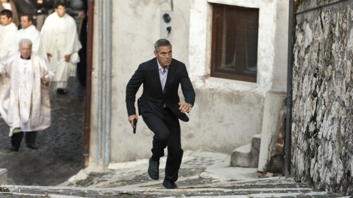 Spielfilmtipps zum Wochenende: Hat alles unter Kontrolle. Außer, er verliebt sich: Jack (George Clooney), ein Auftragskiller und Waffenspezialist.