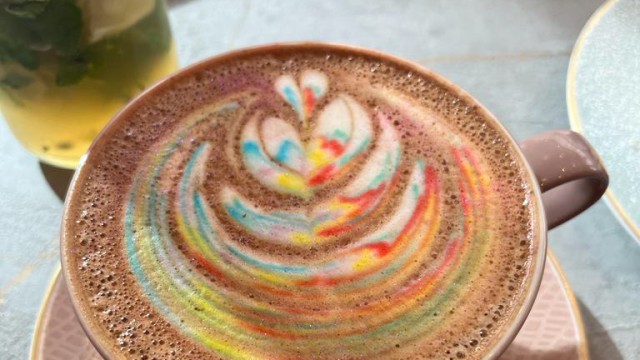Niu Asian Café: Die bunte Latte-Art ist ein echter Hingucker.