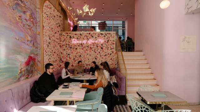 Niu Asian Café: So viel Rosa kann auf den ersten Blick etwas kitschig wirken. Doch es lohnt sich, dem Café eine Chance zu geben.