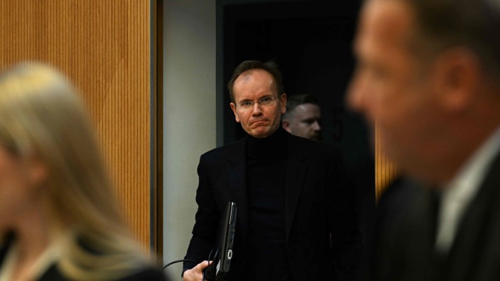 Wirecard: Markus Braun auf dem Weg in den Gerichtssaal, so wie man ihn kennt: dunkler Anzug, dunkler Rolli, randlose Brille. Sonst aber ist nichts mehr wie früher.
