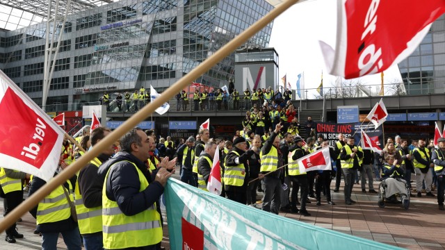 Protestaktion von Verdi in München: 600 Beschäftigte haben sich mit Fahnen und Trillerpfeifen versammelt.