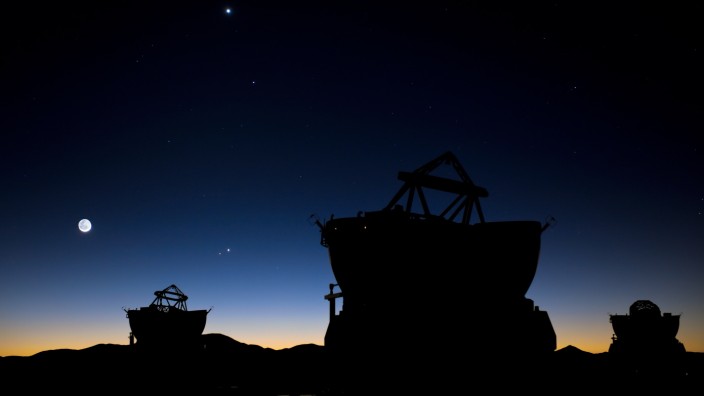 550. Geburtstag von Nikolaus Kopernikus: Eine seltene Konstellation: die vier Planeten Venus, Merkur, Jupiter und Mars (von oben) gemeinsam mit dem Mond, aufgenommen am Paranal in der chilenischen Atacama-Wüste, wo die Europäische Südsternwarte ESO Teleskope betreibt.