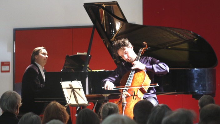 Wörthseer Kammerkonzerte: Klassik vom Feinsten brachten Alexei Grynyuk am Flügel und Cellist Leonard Elschenbroich in der Wörthseer Schulaula zu Gehör.