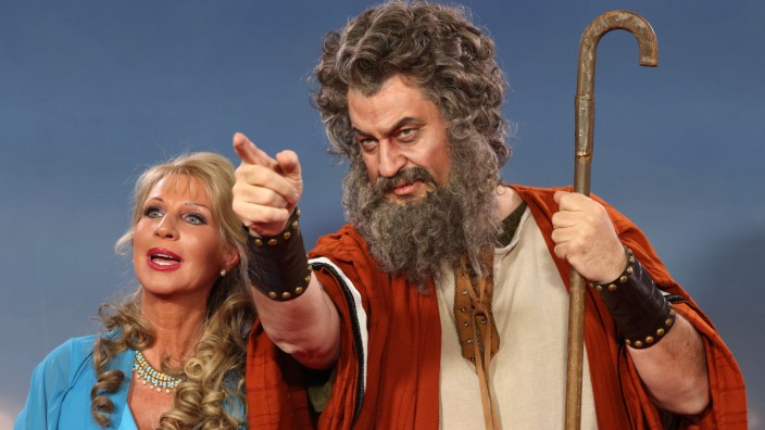 Kostümierte Politiker: Stammesältester? Oder doch Moses? Bayerns Ministerpräsident Markus Söder (hier mit seiner Frau Karin) musste sein Kostüm erklären.