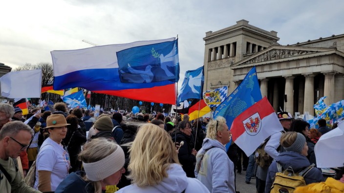 Sicherheitskonferenz in München: Auf dem Königsplatz demonstrieren Anhänger der Querdenker-Szene.