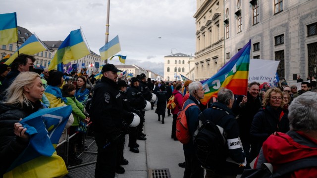Sicherheitskonferenz in München: Die linken Siko-Gegner treffen am Odeonsplatz auf die demonstrierenden Ukrainer.