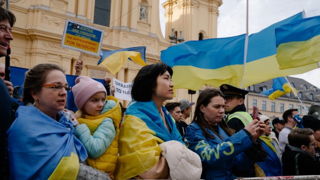 Sicherheitskonferenz in München: Eingehüllt in Ukraine-Flaggen sind die Demonstrierenden am Odeonsplatz.