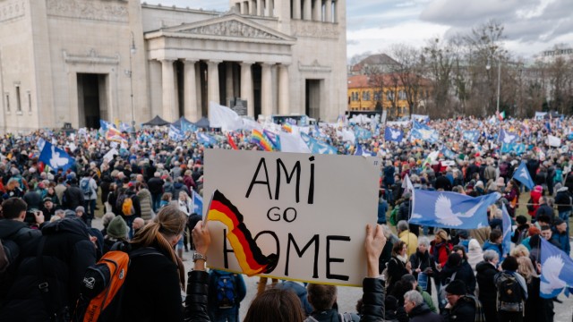 Sicherheitskonferenz in München: "Ami go home"-Schilder und viel Auflauf bei der Demonstration der Querdenker-Szene auf dem Königsplatz.