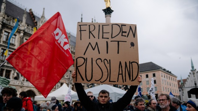 Sicherheitskonferenz in München: "Frieden mit Russland", fordert ein Teilnehmer der Anti-Siko-Demo bei der Schlusskundgebung am Marienplatz.
