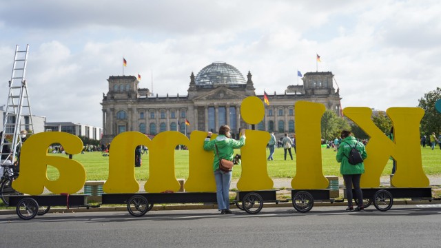 Das Politische Buch: Wie verhält sich der Parlamentarismus zu den Menschen, die auf die Straße gehen, um ihre Forderungen vorzutragen? Szene vor dem Reichstagsgebäude im Jahr 2021.