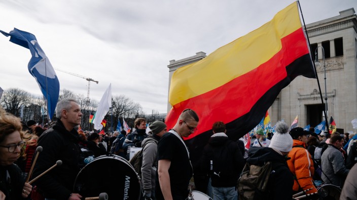 München: Viele friedensbewegte Bürger sind heute offenbar bereit, ihre Ängste und Sorgen den Verschwörungsideologen und Putin-Apologeten anzuvertrauen: die Querdenker-Demo am Samstag in München.