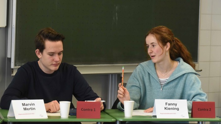 "Jugend debattiert" in Dachau: Mervin Martin und Fanny Kiening sind in einem Debattier-Team. Vor der Diskussion müssen sie sich absprechen.