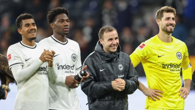 Eintracht Frankfurt: Mit der Arbeitsmoral des Weltmeisters: Mario Götze, flankiert von Faride Alidou und Torwart Kevin Trapp (rechts), treibt in Frankfurt die Kollegen an.