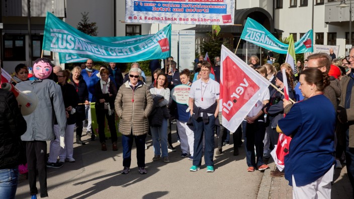Streik: Mit insgesamt 280 Unterschriften von Beschäftigten der Fachklinik Heilbrunn wollen die Demonstrierenden den Druck für die vierte Tarifrunde am 2. März erhöhen.