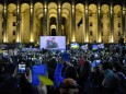 Zehntausende Menschen verfolgen im März 2022 vor dem Parlament in Tiflis, Georgien, eine Videoansprache des ukrainischen Präsidenten Wolodimir Selenskij.