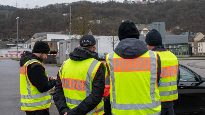 Gewalt gegen Polizeikräfte: Vor einer Disco in Trier wurden mehrere Polizisten angegriffen. Tags darauf versucht die Polizei, das Geschehene zu rekonstruieren.