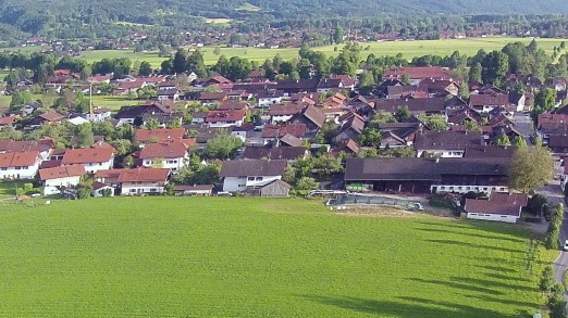 Gentrifizierung: Große Wohnblöcke gibt es in Bichl (hier ein Luftbild von 2014) kaum. Laut Statistik existierten Ende 2021 603 Häuser mit 1168 Wohnungen.