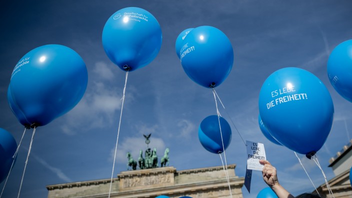 Justiz: "Es lebe die Freiheit": Zum 70. Geburtstag des Grundgesetzes 2019 ließ die Gesellschaft für Freiheitsrechte Luftballons vor dem Brandenburger Tor in Berlin fliegen.