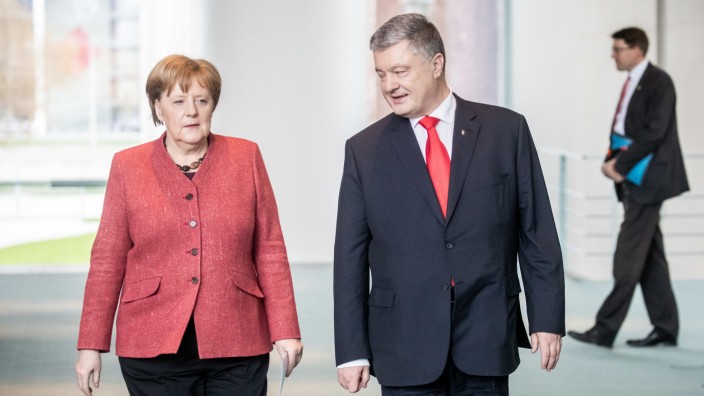 Angela Merkel: Vor knapp drei Jahren sprachen sie sich noch persönlich: Kanzlerin Angela Merkel und der damalige ukrainische Präsident Petro Poroschenko im Frühjahr 2019 in Berlin.