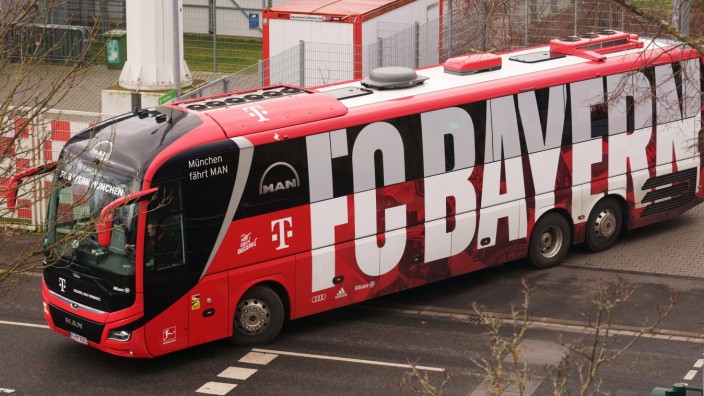 Nach Bundesligaspiel: Die Mannschaftsbusse des FC Bayern (hier eine Archivaufnahme eines Fahrzeugs) durften am Samstag durch eine Rettungsgasse fahren.