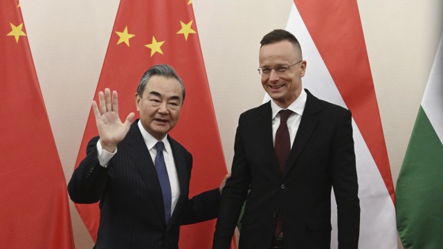 Ukraine: Chinas Spitzendiplomat Wang Yi (links) spricht am Montag mit Ungarns Außenminister Péter Szijjártó über Russlands Krieg gegen die Ukraine.