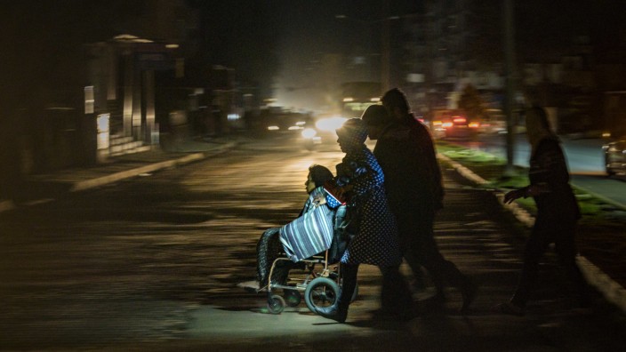 Türkei und Syrien: Eine Frau im Rollstuhl wird aus ihrem Haus in der türkischen Stadt Reyhanlı gebracht.