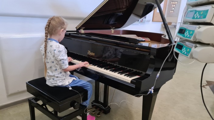 Ein Jahr Krieg in der Ukraine: Trotz ihrer Krankheit: Sophia ist eine leidenschaftliche Klavierspielerin. Weil im Hörsaal des Kinderspitals ein Flügel steht, gab die Sechsjährige immer wieder kleine Konzerte.