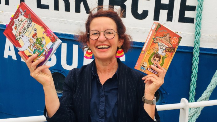 Kinderbücher: Margit Auer, geboren 1967, sitzt eigentlich ständig schon an einem nächsten Band ihrer Kinderbuchreihe. Gerade liegt Band 14 bei der Lektorin.