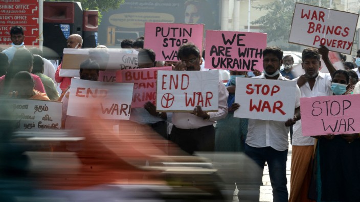 Internationale Studie: Demonstranten in der indischen Stadt Chennai fordern ein Endes des russischen Kriegs gegen die Ukraine.