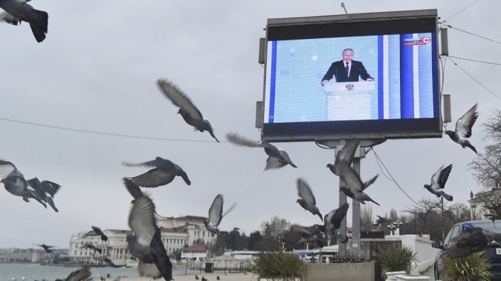 Krieg in der Ukraine: Was war nicht alles erwartet worden von Putins Rede. Es war dann doch nur die übliche Hetze gegen den Westen. Am Strand von Sewastopol hörten ein paar Tauben zu.