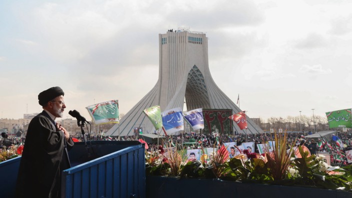 Diplomatie: Geiseldiplomatie im Gottesstaat: Irans Präsident Ebrahim Raisi im Februar bei einem Auftritt in Teheran.