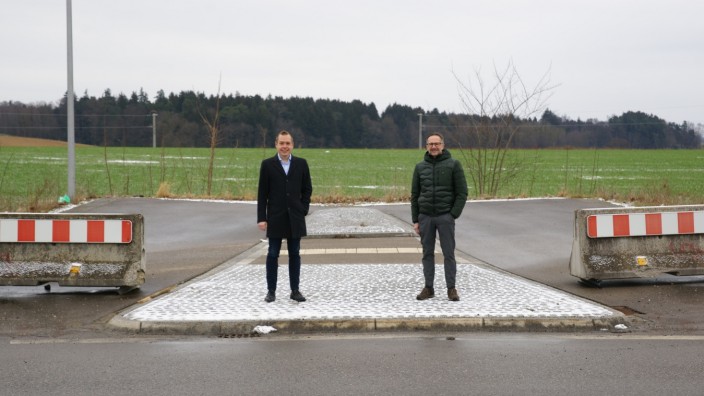 Markt Indersdorf: Sebastian Leiß und Hans Kornprobst von den Freien Wählern Dachau stehen dort, wo einmal die Indersdorfer Umfahrung beginnen soll.