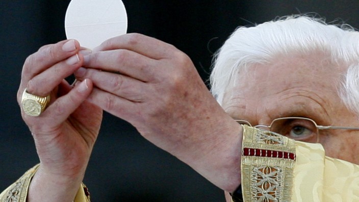 Missbrauchsfall Priester H.: Der damalige Papst Benedikt XVI. zelebriert 2007 die Corpus-Domini-Messe vor der Lateranbasilika