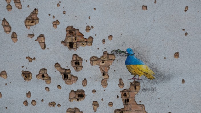 Ein Jahr Krieg in der Ukraine: Eine Zeichnung des Street-Art-Künstlers TVBoy am Haus der Kultur in Irpin bei Kiew, nachdem die Russen sich von dort zurückgezogen haben.