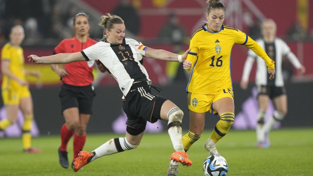 Länderspiel gegen Schweden: Jubiläumsspiel: Alexandra Popp (links) war in ihrer 125. Partie wieder die treibende Kraft im DFB-Team.