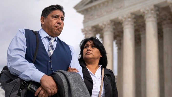 Jose Hernandez und Beatriz González, die Eltern von Nohemi González, vor dem Supreme Court. Sie machen Google für den Tod ihrer Tochter mitverantwortlich.