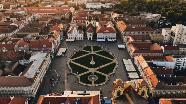 Timișoara und Veszprém: Der Unionsplatz mit dem Dom gehört zu den schönsten Orten in der Altstadt von Timişoara.
