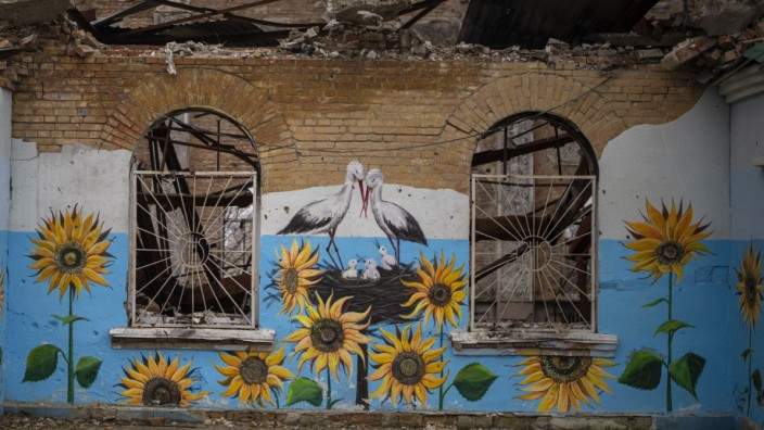Krieg in der Ukraine: Bemalte Fassadenreste eines Hauses in Butscha.