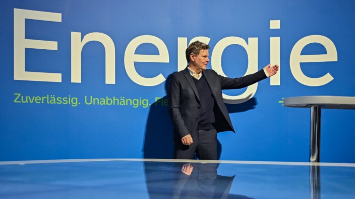 Energiepolitik: Wirtschaftsminister Robert Habeck wirbt bei einem Besuch in der Lausitz für das, was nach der Braunkohle kommen soll: jede Menge erneuerbare Energie.