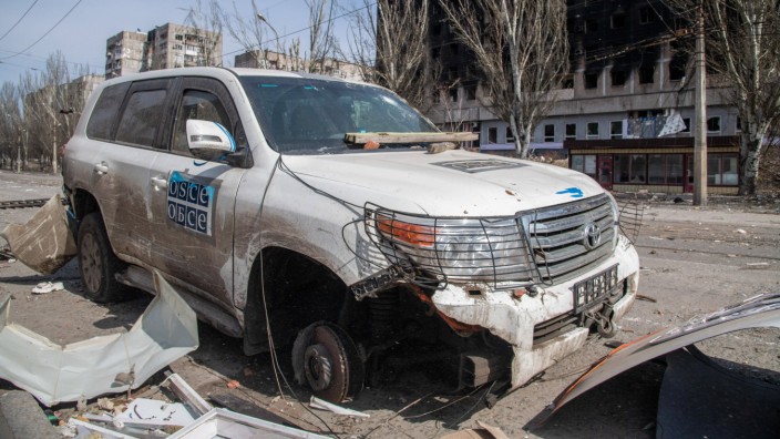 Organisation für Sicherheit und Zusammenarbeit in Europa: Was von der Ukraine-Mission geblieben ist: ein zerstörtes Auto der OSZE in Mariupol.