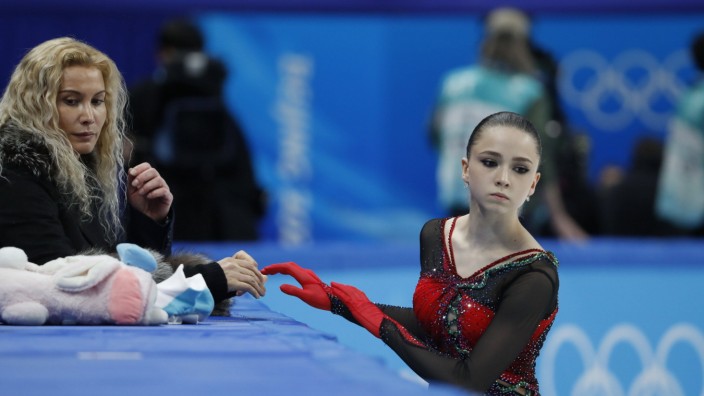 Doping im Eiskunstlauf: Kamila Walijewa hielt den Belastungen bei Olympia nach einem positiven Dopingtest nicht stand. Ihre Trainerin Eteri Tutberidse (li.) erhielt nun eine Auszeichnung - von Russlands Herrscher Wladimir Putin.