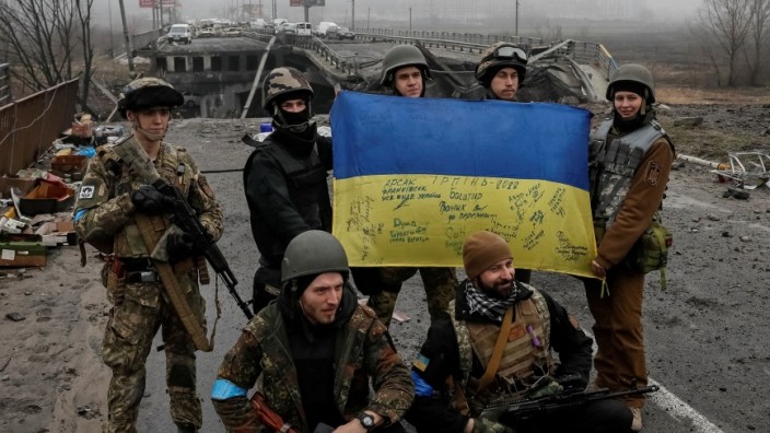Krieg in der Ukraine: Für die Moral hat es im Krieg schon oft einen Unterschied gemacht, ob man ein Land angreift - oder ob man sein eigenes Land verteidigt.