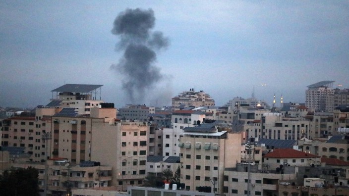 Israel und Palästinensergebiete: Die Hamas rächt den blutigen Einsatz mit Raketen - Israels Streitkräfte lassen wiederum Luftschläge auf Gaza folgen.