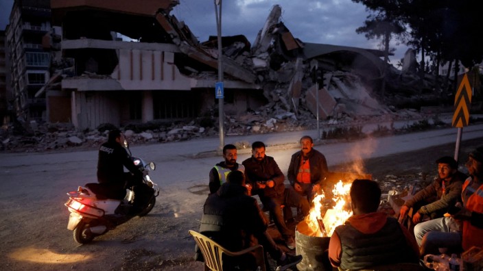 Türkei: Feuer machen zum Wärmen, was sonst - Erdbebenopfer im Südosten der Türkei.