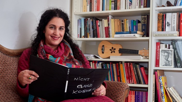 Kultur im Landkreis: Auch als versierte Musikerin studiert Nirit Sommerfeld immer wieder ihr aktuelles Konzertprogramm.