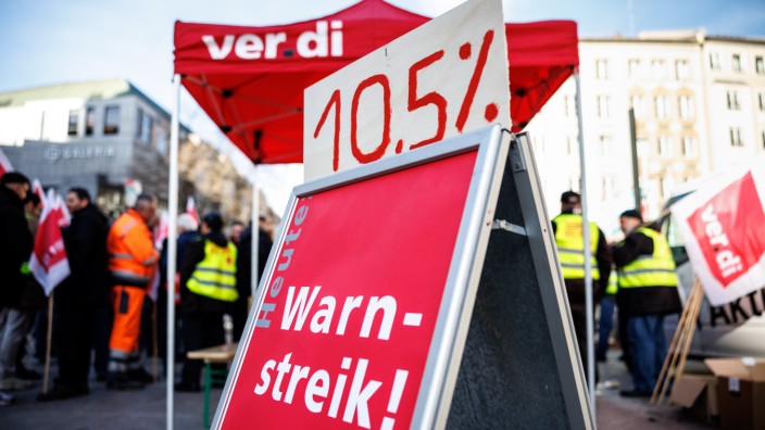 Öffentlicher Dienst: Hier streikt die Straßenreinigung - zu sehen am Mittwoch auf dem Münchner Marienplatz.